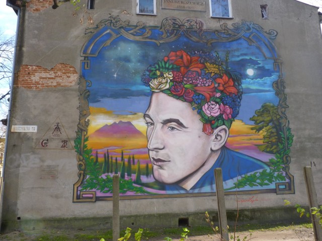 Mural na kamienicy przy ul. Kościuszki powstał w 2018 roku, a inspiracją jest tomik wierszy Janusza Różewicza