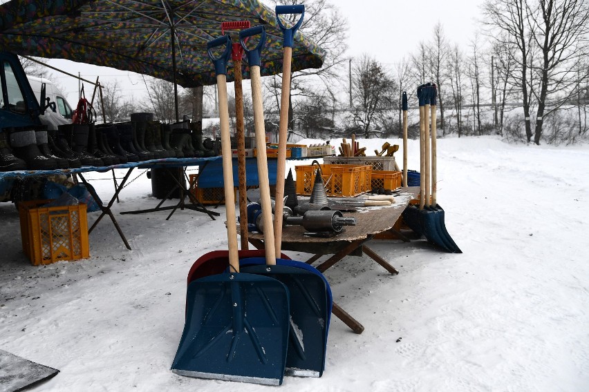 Kury, łopaty do śniegu, owcze sery... Towaru na targowicy w Jaśle sporo, ale klientów jak na lekarstwo [ZDJĘCIA]