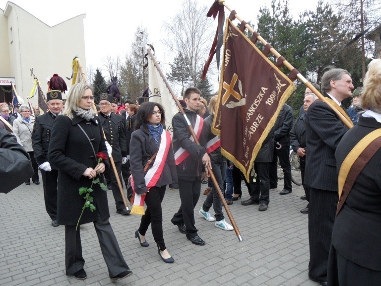 Rusinowice: Pogrzeb ks. Damiana Kominka [ZDJĘCIA]. Duszpasterza żegnały tłumy wiernych