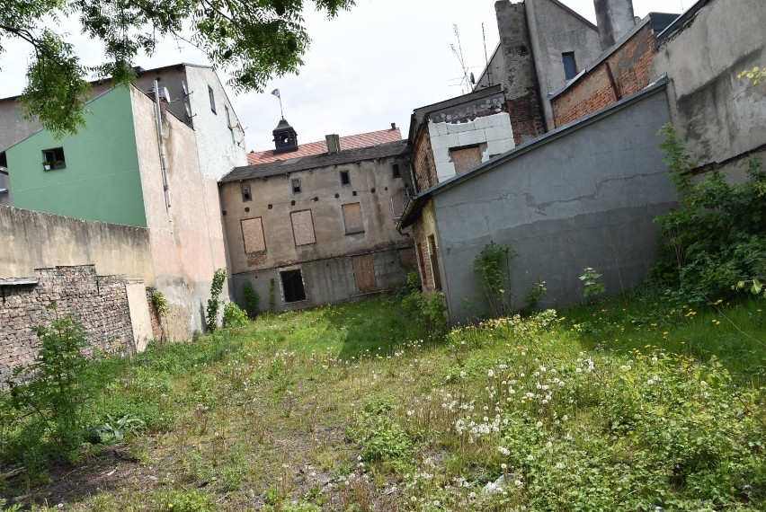 Kamienica kupiona za pół miliona wciąż stoi... I niszczeje! 