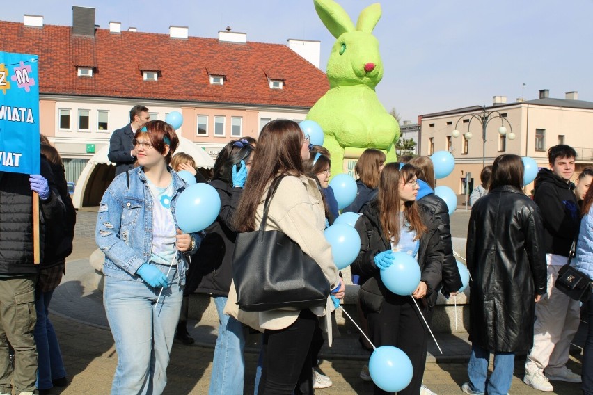 Niebieski marsz 2023 w Wieluniu. Akcja solidarności okazana osobom ze spektrum autyzmu ZDJĘCIA