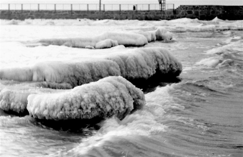 Zima Ustka 1972: Zimowe rzeźby lodowe na wschodniej plaży w...