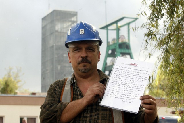 Górnik z kopalni Lubin Mirosław Zapora z listem do zasypanych górników w Chile.