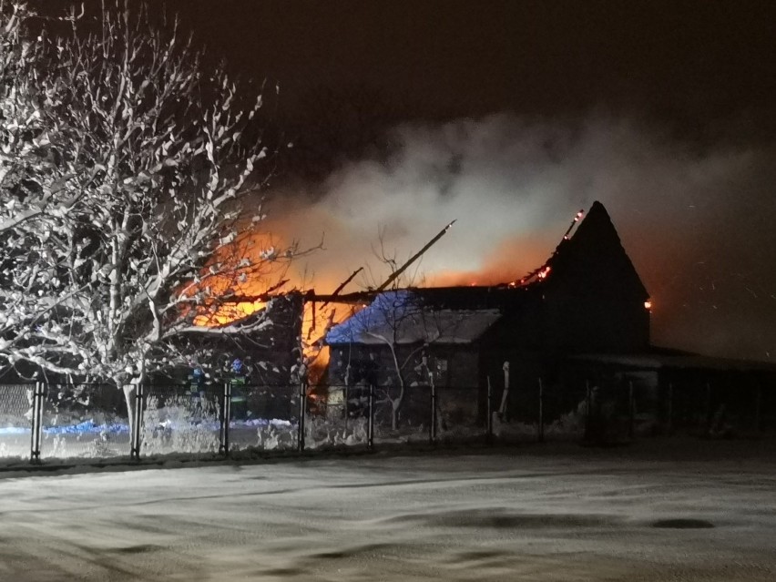 Dwa pożary budynków z odzieżą używaną w Ujkowicach i Zadąbrowiu w powiecie przemyskim. Przypadek? [ZDJĘCIA]