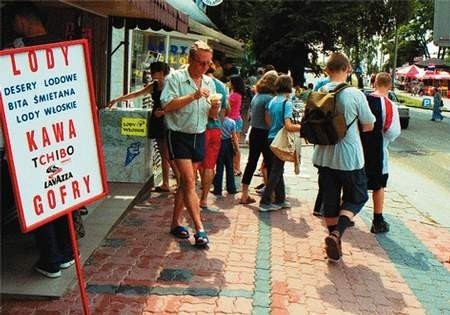 Turyści okupują nie tylko plaże w Krynicy, ale i ulice miasta.
Fot. Anna Arent