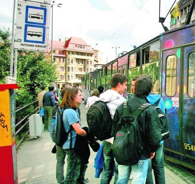 Uczniowie III LO przez korki w mieście spóźniają się na lekcje, więc muszą jeździć wcześniej