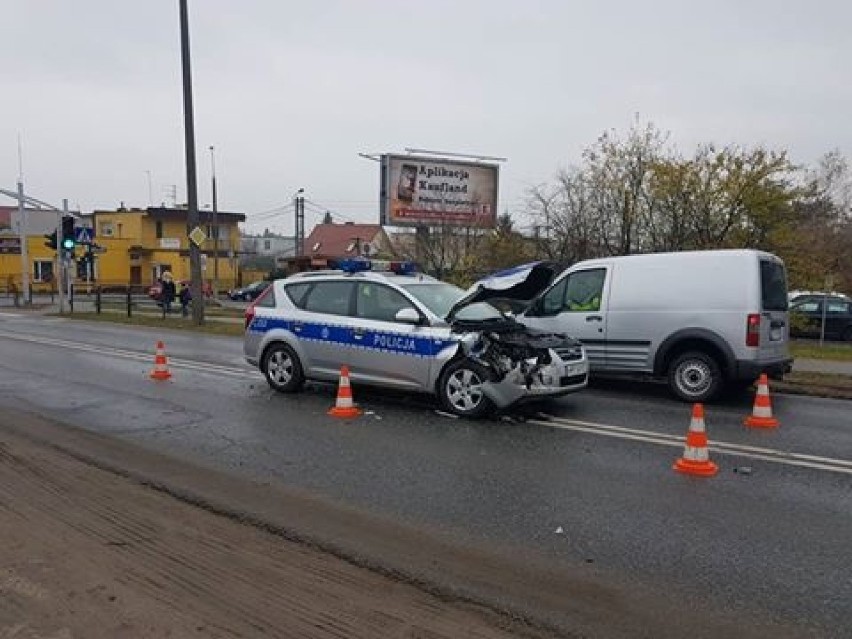 Radiowóz zderzył się z osobówką przed południem na Osowej...