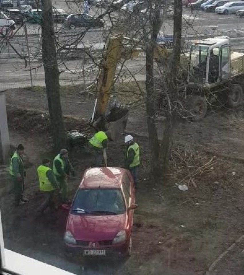 Ekipa robotników przestawiła samochód koparką na Niemodlińskiej w Opolu. Musisz to zobaczyć! [WIDEO]