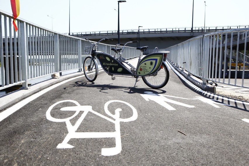 Kładka rowerowa na Łazienkowskim otwarta. Cykliści zyskali...