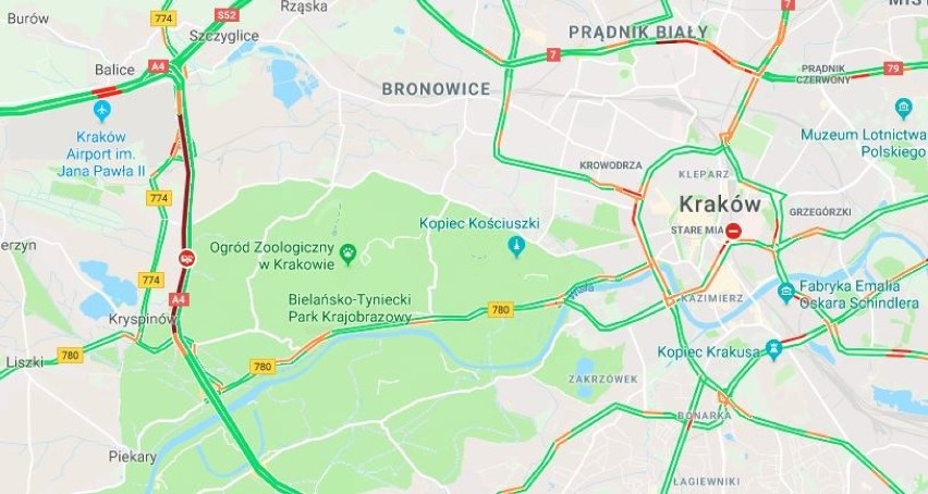 Wypadek na autostradowej obwodnicy Krakowa. Ciężarówka zderzyła się z osobówką, są utrudnienia w ruchu [ZDJĘCIA]
