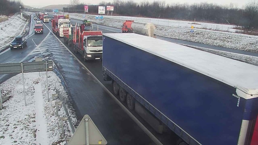 Wypadek na autostradowej obwodnicy Krakowa. Ciężarówka zderzyła się z osobówką, są utrudnienia w ruchu [ZDJĘCIA]