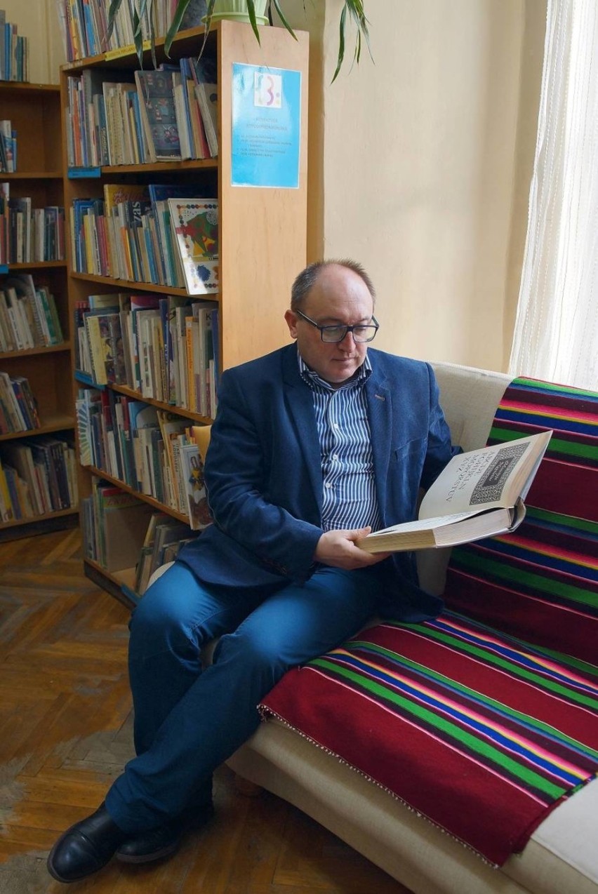 Jerzy Misiurski jest obecnie dyrektorem biblioteki,...