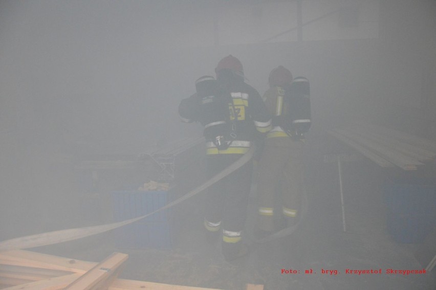 Rawicz. Strażacy z okolicznych jednostek ćwiczyli w firmie Rawag. Scenariusz zakładał gaszenie pożaru i udzielanie pierwszej pomocy [ZDJĘCIA