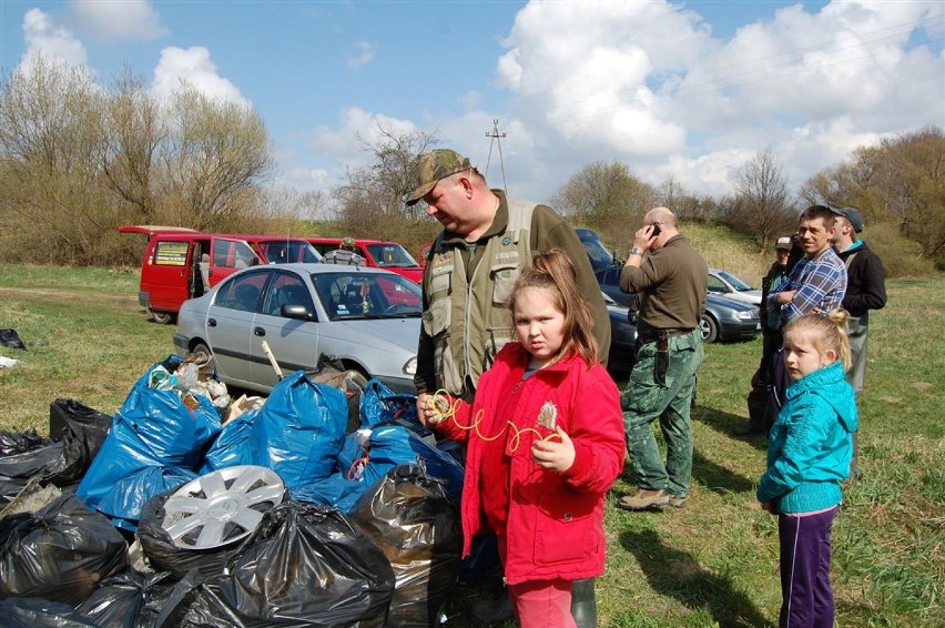 Sprzątanie Raduni - na oczyszczenie brzegów i koryta rzeki wyruszyło 20 ochotników