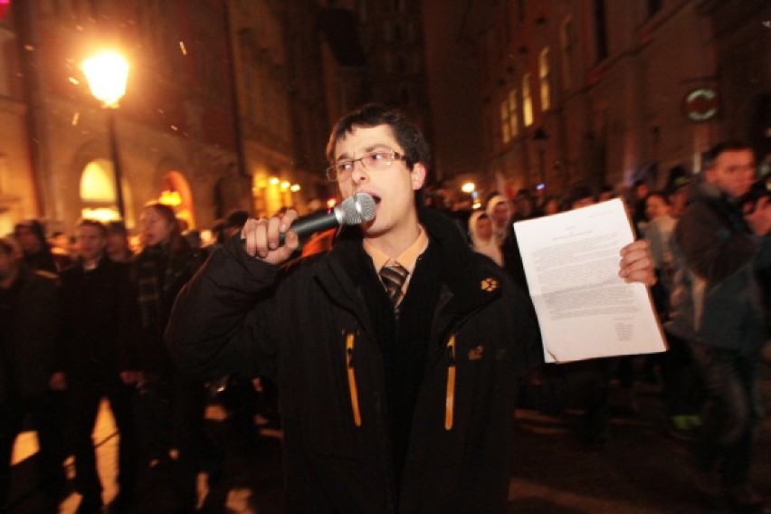 W Krakowie trwa protest przeciwko ACTA. Demonstranci z Rynku...