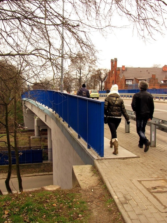 W tym miejscu na wiadukcie w ul. 1 Maja w Tczewie jest niebezpiecznie dla pieszych
