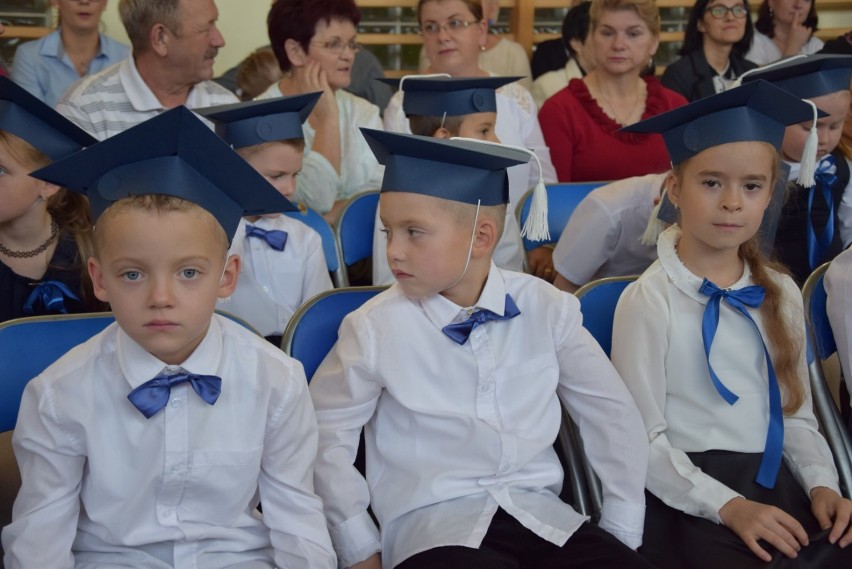 Człuchów. Ślubowanie uczniów I klas w Szkole Podstawowej im....