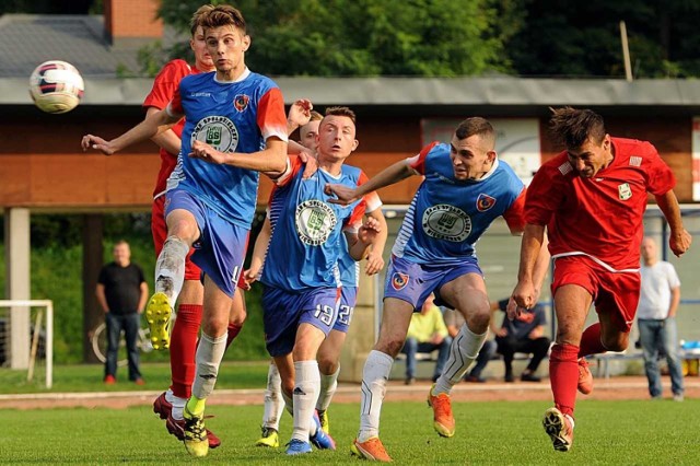 W ubiegłym sezonie gromowcy (na niebiesko) bardzo długo prowadzili z flisakami 2:0, by ostatecznie uratować punkt, po remisie 2:2