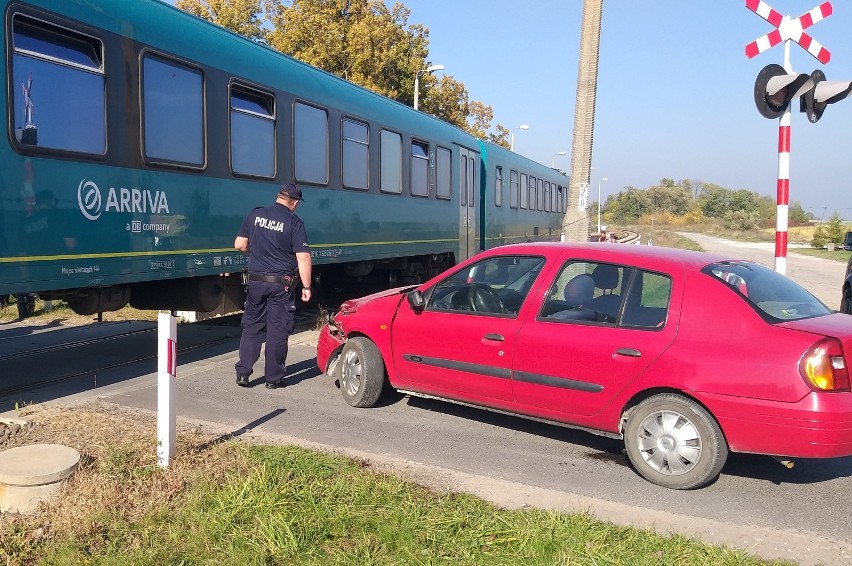 Zderzenie samochodu osobowego z pociągiem w powiecie chełmińskim