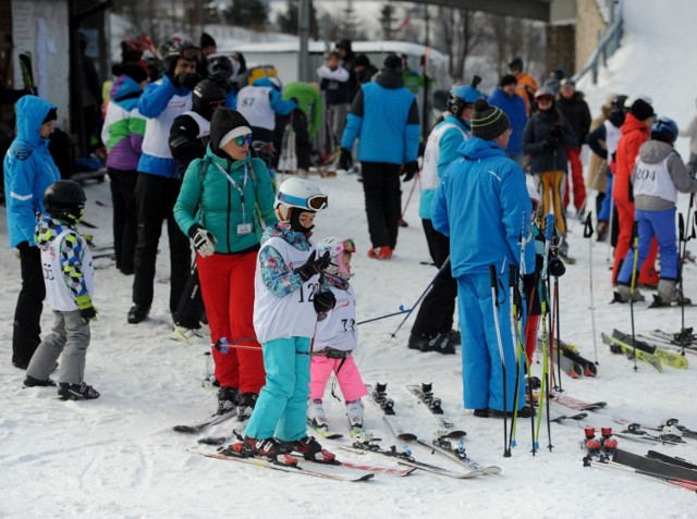 Trwają XXII Amatorskie Mistrzostwa Polski w Narciarstwie Alpejskim i Snowboardzie Family Cup 2017. Podkarpackie eliminacje odbyły się w sobotę w Przemyślu. W 19 kat. wystartowało około 130 zawodników. Najlepsi wezmą udział w wielkim finale 4 marca na Czarnej Górze w woj. dolnośląskim.