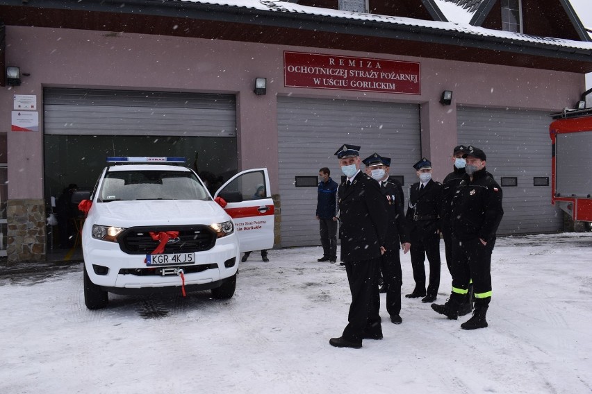 Uście Gorlickie. Druhowie z OSP mają do dyspozycji nowy, lekki samochód. Dzisiaj odbyło się jego przekazanie [ZDJĘCIA]