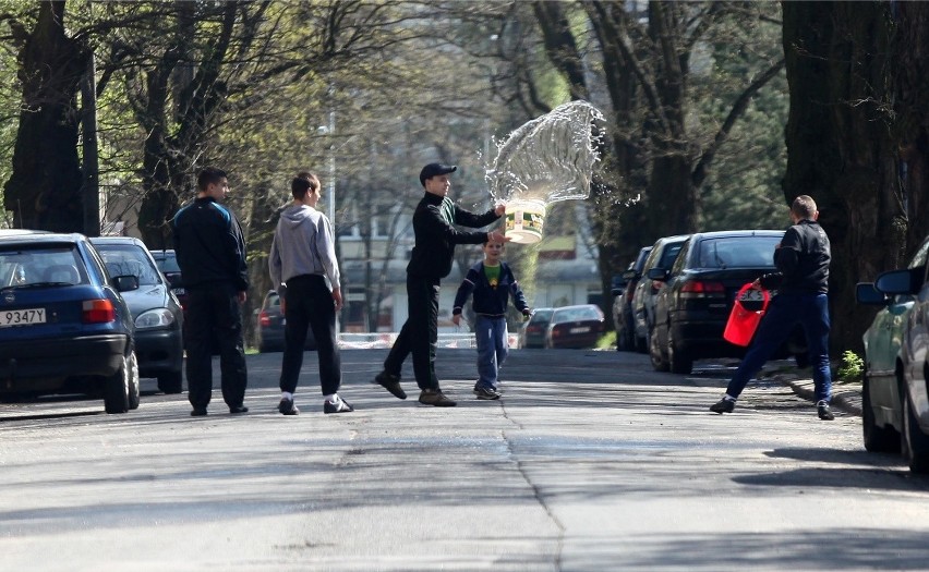 Zwyczaje wielkanocne: Dawniej panny brano pod pachę i... do...