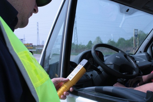 Policja przekonuje, że regularnie prowadzi badania kierowców na obecność alkoholu i narkotyków w ich organizmie