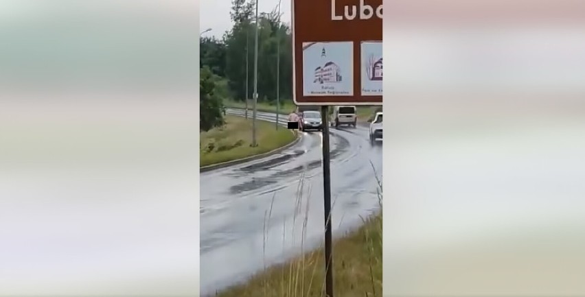 Nagi mężczyzna biegał po ulicy Jeleniogórskiej w Lubaniu