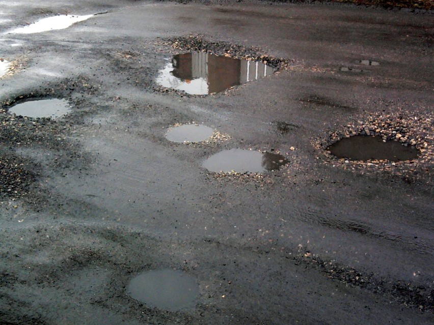 Ulice Radomska po zimie są w katastrofalnym stanie