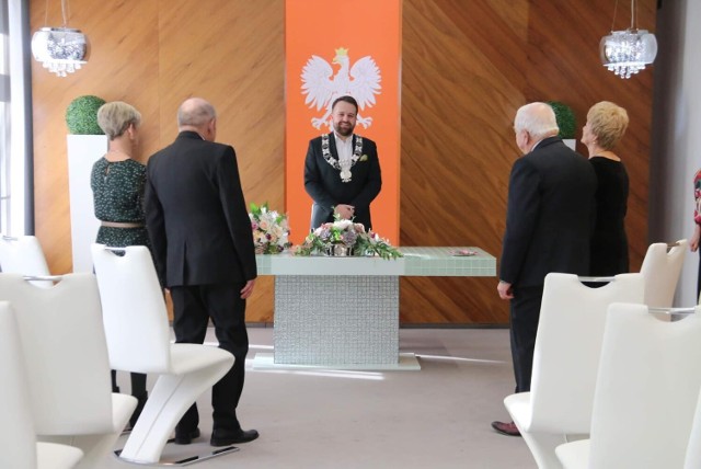 Prezydent Materek wręczył jubilatom medale za długoletnie pożycie małżeńskie składając przy okazji życzenia kolejnych szczęśliwych lat w małżeństwie.