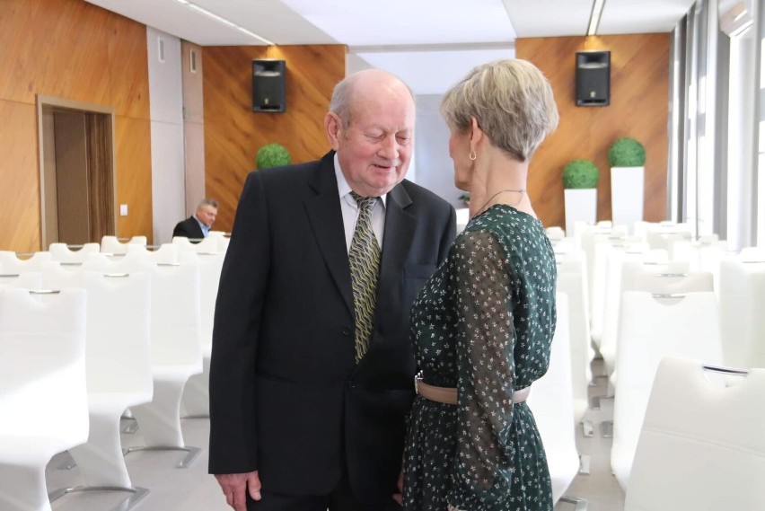 Złote Gody w Starachowicach. Małżeństwa z 50 letnim stażem otrzymały medale za długoletnie pożycie. Zobacz zdjęcia