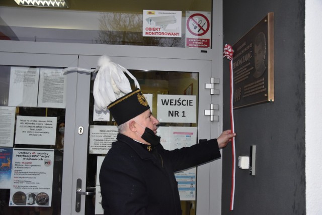 Uroczystości rozpoczęło odsłonięcie pamiątkowej tablicy, którego dokonał przywódca strajku w „Wujku” i ostatni świadek tych wydarzeń, Stanisław Płatek