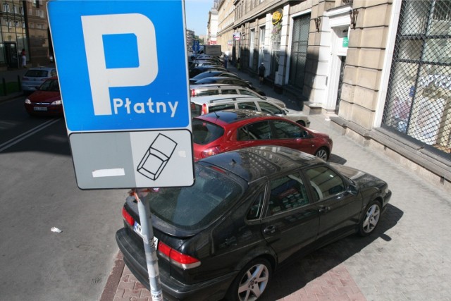 Płatne parkowanie w Warszawie - kamery zastąpią strażników miejskich. Nie unikniemy opłaty