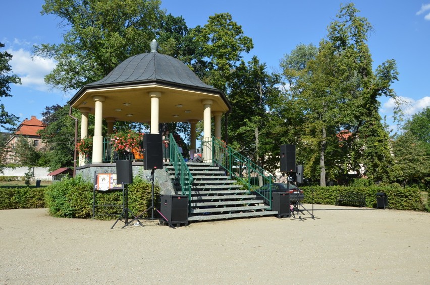 Zrewitalizowany park w Żarach wraz z pawilonem muzycznym...