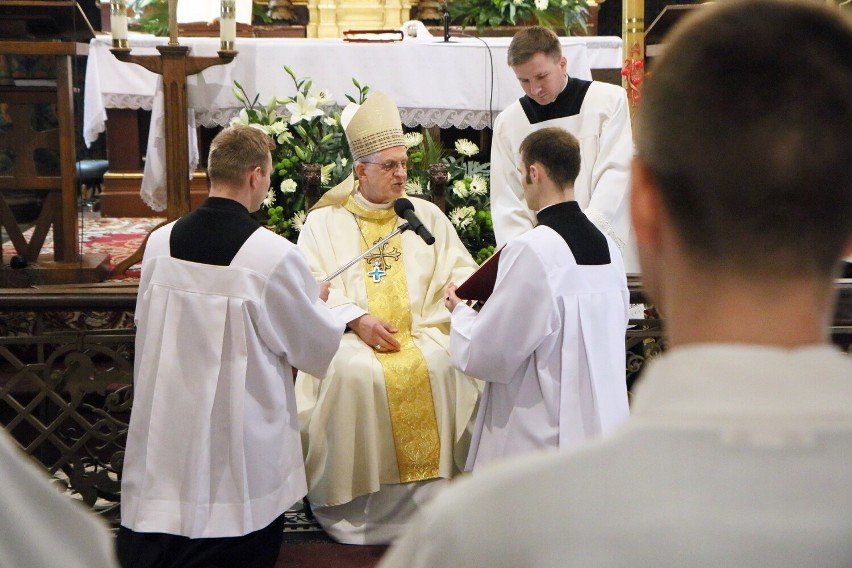 W kościele pw. św. Jakuba Apostoła w Głusku odbyły się święcenia nowych diakonów. Zobacz zdjęcia