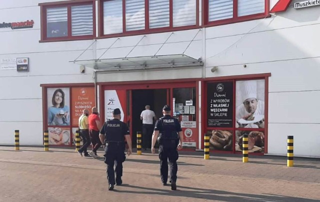 Policjanci z Lipna nadal kontrolują newralgiczne miejsca w powiecie, dbając o bezpieczeństwo lokalnej społeczności, wciąż sprawdzają przestrzeganie obecnie obowiązujących uregulowań sanitarnych. Są mandaty i pouczenia.