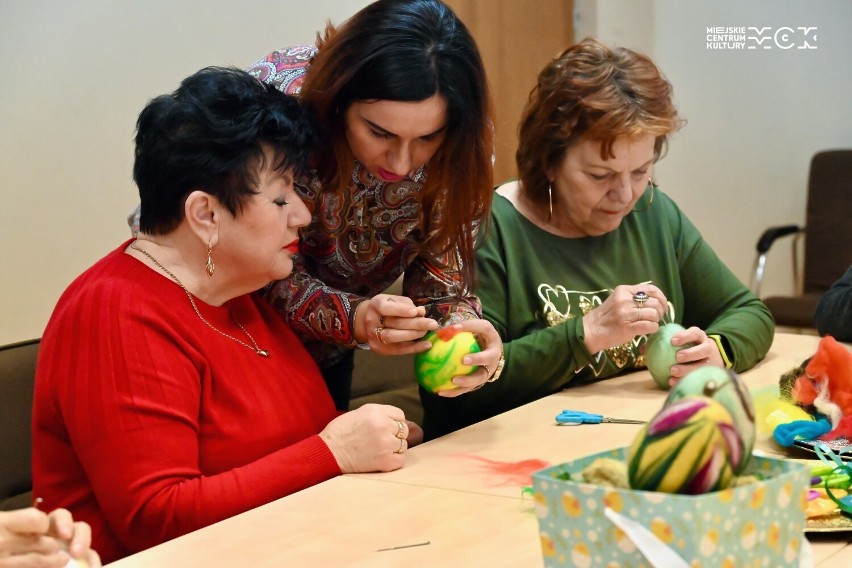 Seniorki pięknie ozdabiały wielkanocne jaja w MCK Tkacz w...