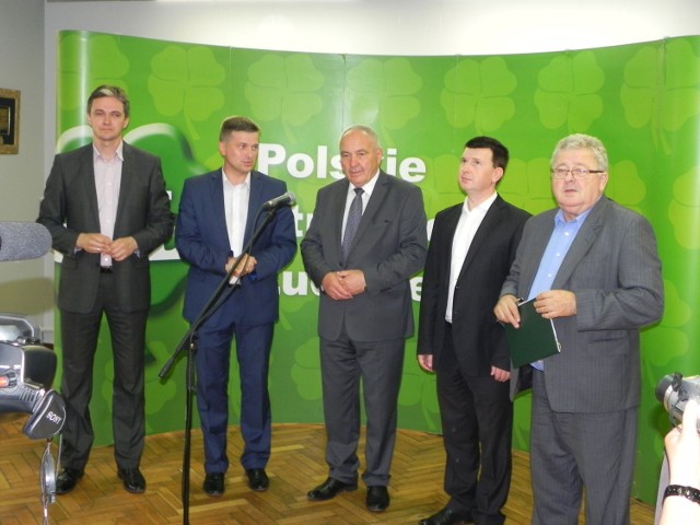 Kazimierz Kotowski (w środku) i rekomendujący go (od lewej): Adam Jarubas, Arkadiusz Bąk, Jarosław Górczyński i Czesław Siekierski.