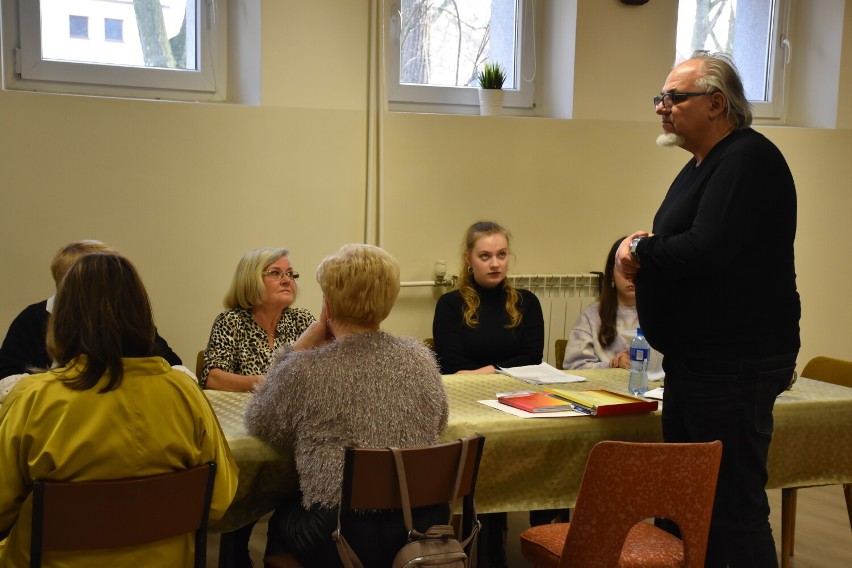 Aktorzy-amatorzy intensywnie przygotowują się do premiery,...