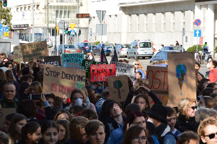 Młodzieżowy Strajk Klimatyczny w Gdyni: "Nasza planeta umiera" ZDJĘCIA