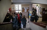 Kujawsko-Pomorskie: zamknięte szkoły, kwarantanna rodziny. Jechał z chorym na koronawirusa