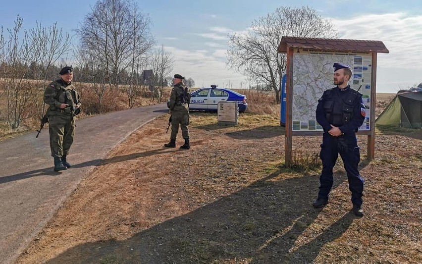 Żołnierze i policjanci na przejściach granicznych w gminie Mieroszów