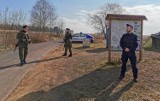 Żołnierze i policjanci na przejściach granicznych w gminie Mieroszów