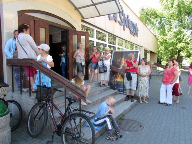 Wakacyjne kino we Wrześni. W tym roku kolejka do kasy zdecydowanie się skróciła.