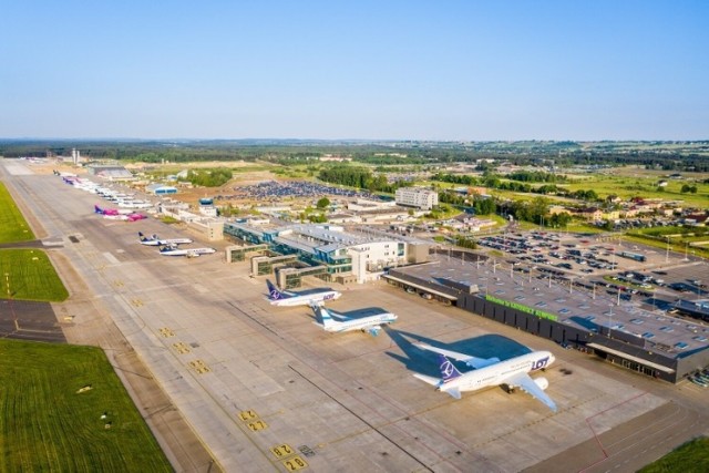 Międzynarodowy Port Lotniczy Katowice w Pyrzowicach obsługuje pasażerów z całej południowej Polski 

Zobacz kolejne zdjęcia/plansze. Przesuwaj zdjęcia w prawo naciśnij strzałkę lub przycisk NASTĘPNE
