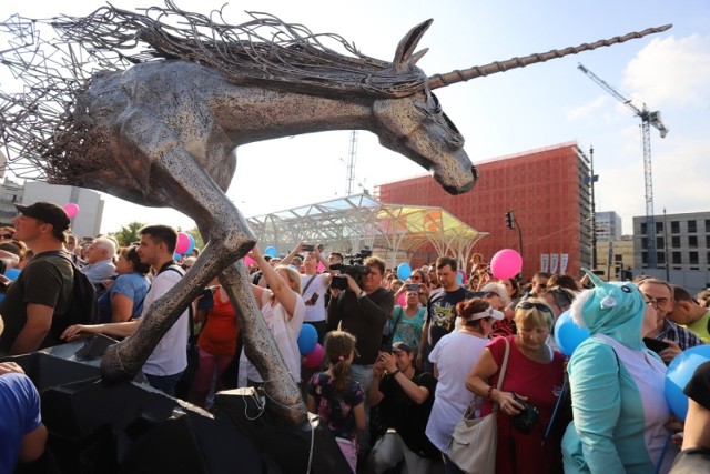 Pomnik jednorożca odsłonięto 7 czerwca 2019 r. w obecności setek łodzian.