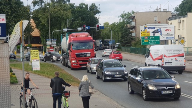 Niezależnie od pory roku, korki w Strzelcach Opolskich to codzienność. Na dodatek na drogach przybywa ciężarówek, które dowożą i odbierają towar z okolicznych fabryk.