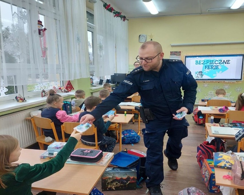 Dzielnicowi z powiatu puckiego rozmawiają z dziećmi o bezpieczeństwie podczas ferii zimowych