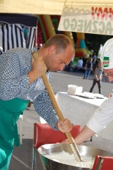 Koźmin Wlkp. - Mieszkańcy jedli gzikę, przygotowaną przez przedstawicieli władz miasta ZDJĘCIA