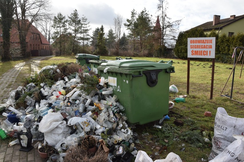 Góra śmieci na cmentarzu parafialnym w  Łebieniu. - Sprzątniemy jak tylko poprawi się pogoda -zapewnia proboszcz parafii